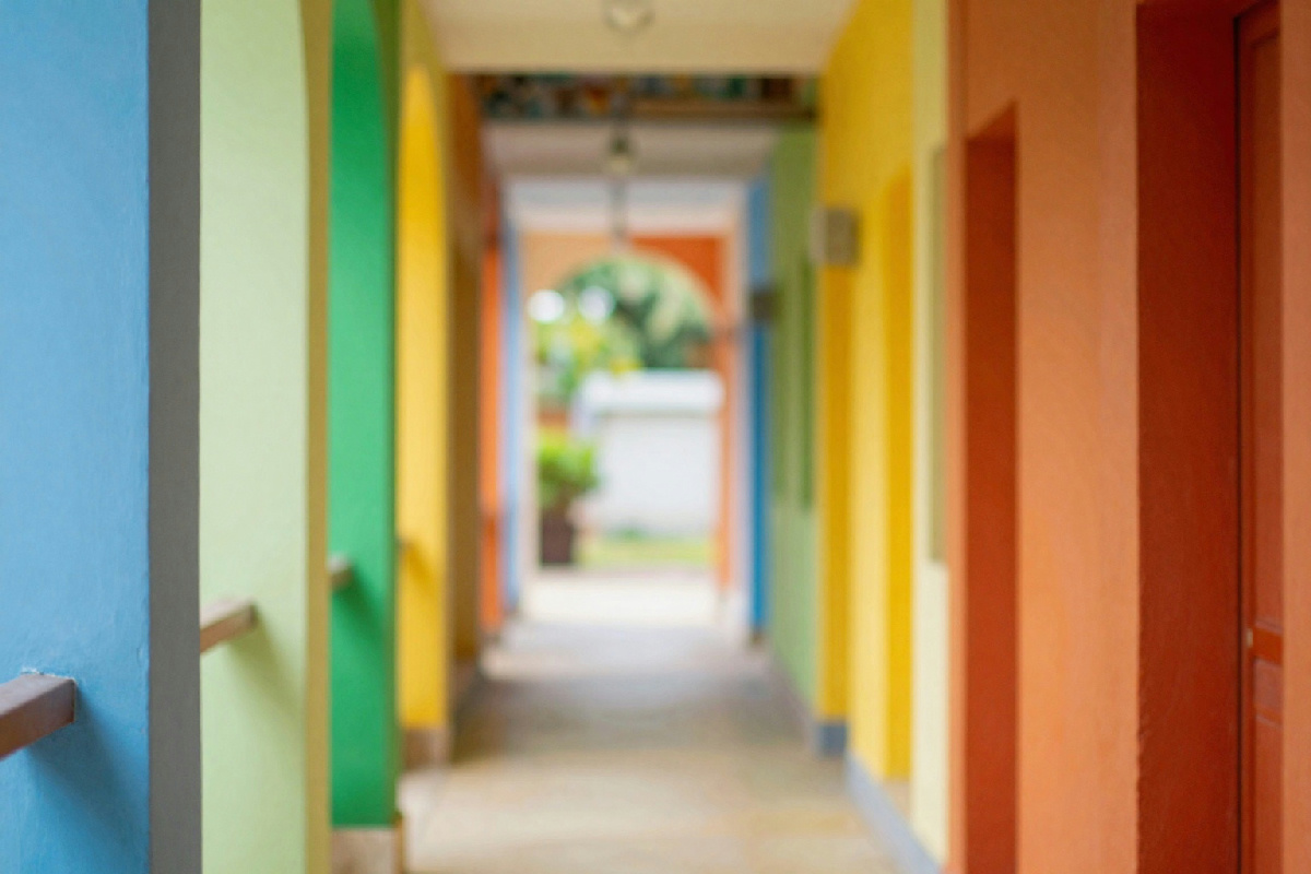 L'influenza del colore sui corridoi ciechi: palette che ottimizzano la riflessione della luce artificiale